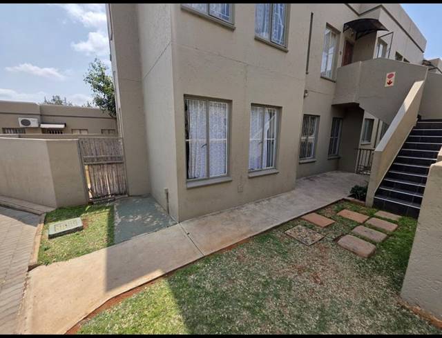 3 BEDROOM TOWNHOUSE FOR SALE IN MAGALIESKRUIN